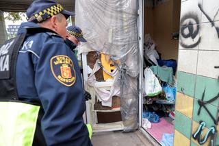 Interwencja Straży Miejskiej na Pradze-Południe. Funkcjonariusze profesjonalnie zajęli się osobą bezdomną, która potrzebowała pomocy