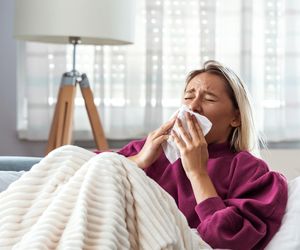 Nie lekceważ zielonej flegmy przy kaszlu. To może być objaw zapalenia oskrzeli