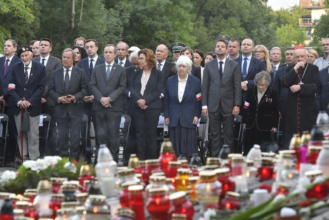 Kombatanci, urzędnicy, duchowni kilku wyznań razem przy pomniku Matki