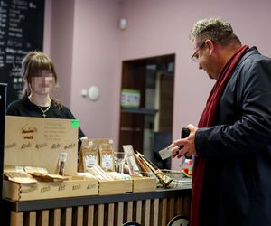 Michał Wójcik w bezcukrowej kawiarni