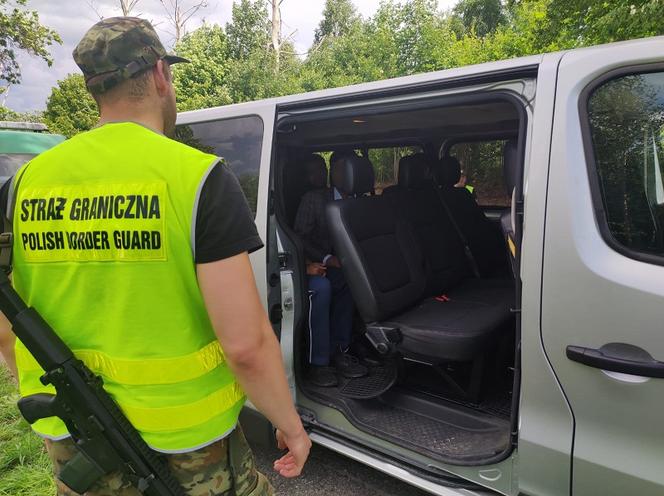 Łotysz przewoził 13 nielegalnych migrantów. Wpadł na granicy w gminie Gołdap