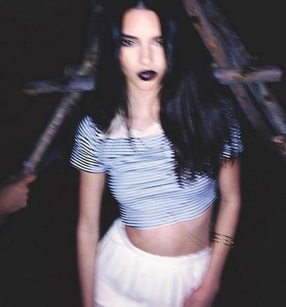 Kendall Jenner w bikini i z czarnymi ustami! Sexy styl na lato 2014? ZDJĘCIA