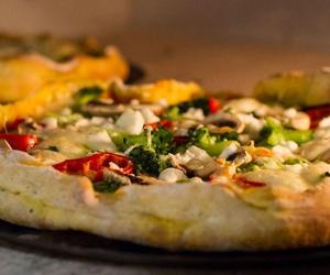 Pizze grozy serwowane są w lokalach na świecie. Włoscy producenci żywności biją na alarm!