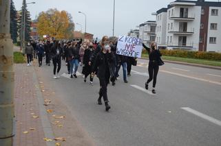 Z KOBIETAMI NIE WYGRACIE w Starachowicach też protestowali przed biurami posłów PiS 