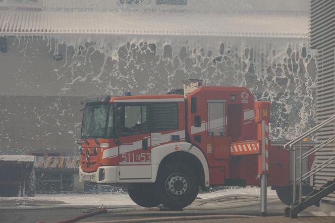 Wciąż płoną hale produkcyjne w Małopolsce. Strażacy apelują o nieotwieranie okien 