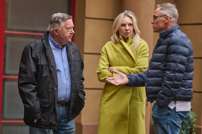 Na Wspólnej, odc 4076. Monika (Sylwia Gliwa), Damian Cieślik (Waldemar Błaszczyk), Włodek (Mieczysław Hryniewicz)