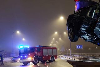  Samochód z impetem wpadł między bariery i dachował. Samochód wygląda jak zgnieciona puszka