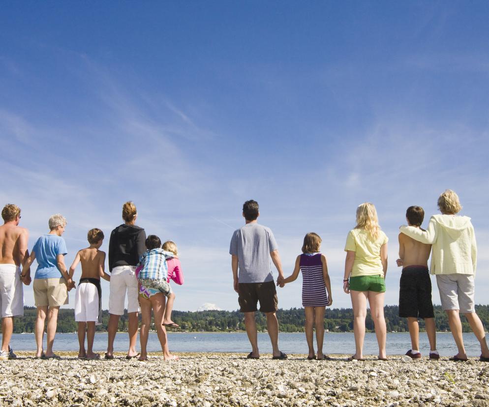 wielodzietna rodzina na plaży