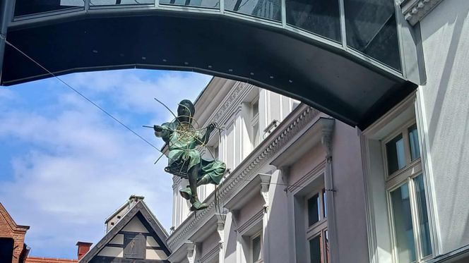 To nie tylko wyjątkowe dzieło sztuki unoszące się nad głowami przechodniów, ale także symbol dawnych handlowych tradycji tego miejsca
