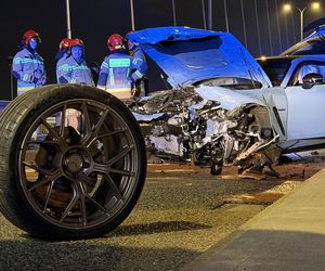 Warszawa: Sportowy mercedes warty 1,5 miliona roztrzaskany na moście Świętokrzyskim