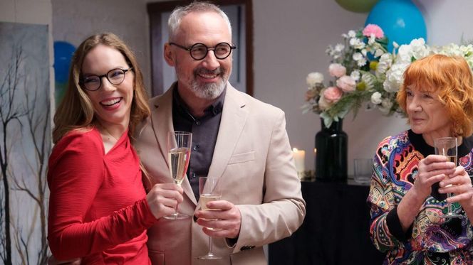 M jak miłość odc. 1872. Sylwia (Hanna Turnau), Adam Werner (Jacek Kopczyński), pani Ola (Ewa Kolasińska)