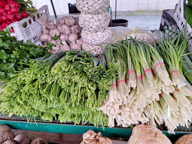 Ceny nowalijek na targu w Rzeszowie. Ile kosztują świeże warzywa?