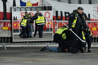 Sceny na trybunach! Polski kibic zatrzymany tuż przed meczem z Litwą. Chciał wbiec na murawę z flagą