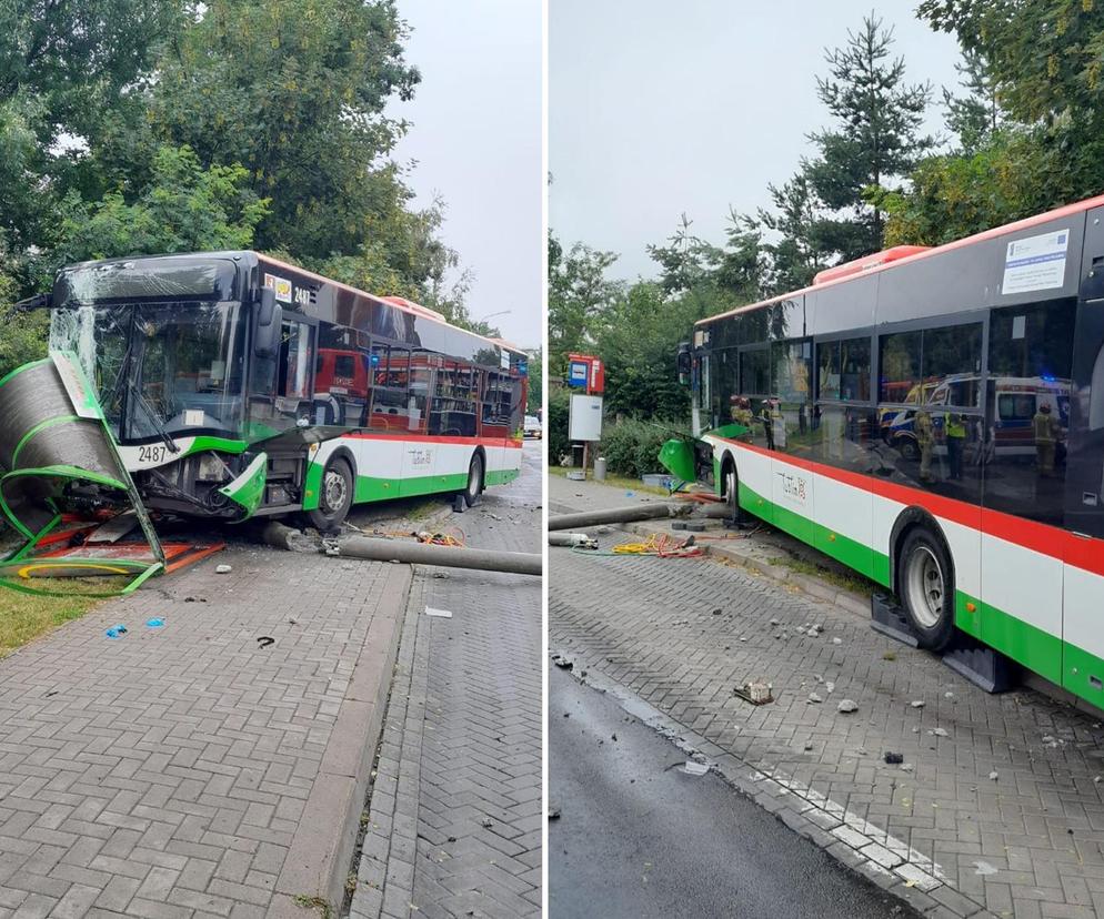 Autobus staranował przystanek. Dramatyczna relacja. „Kilka osób pod autobusem”