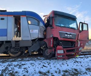   Tir zderzył się z pociągiem osobowym. Trasa kolejowa Ełk-Białystok zablokowana