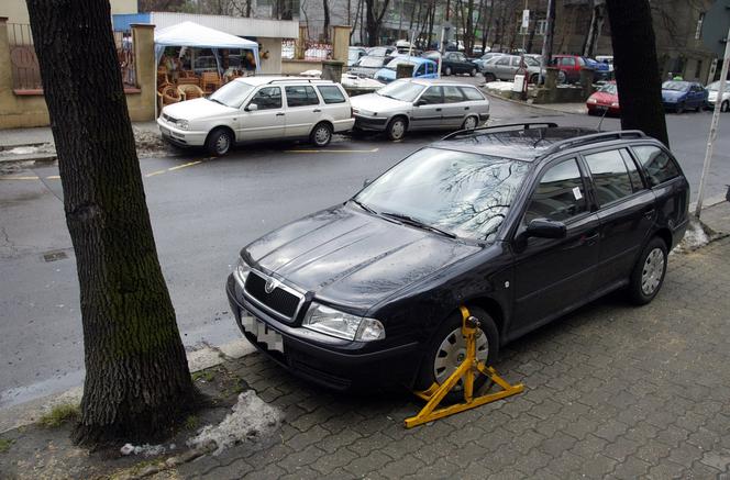 Złe parkowanie, holowanie auta, parking depozytowy - sprawdź ile to kosztuje - WIDEO
