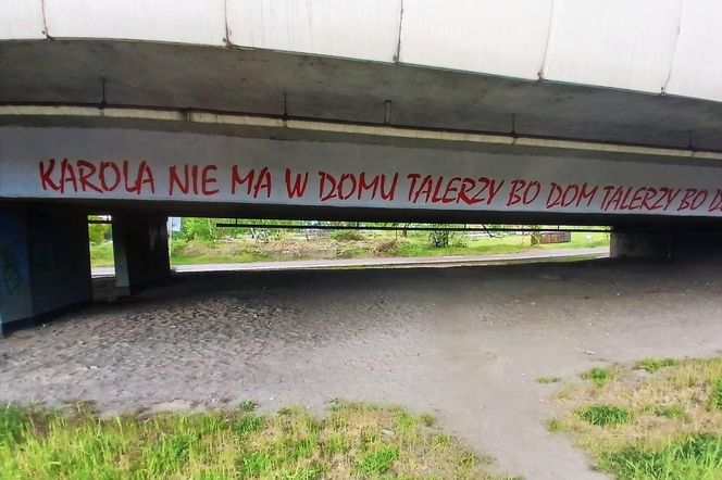 "Kultowy" napis "Karola nie ma w domu talerzy..." powrócił w nowej odsłonie