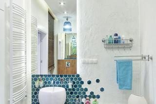 Błękitna mozaika na ścianie w łazience