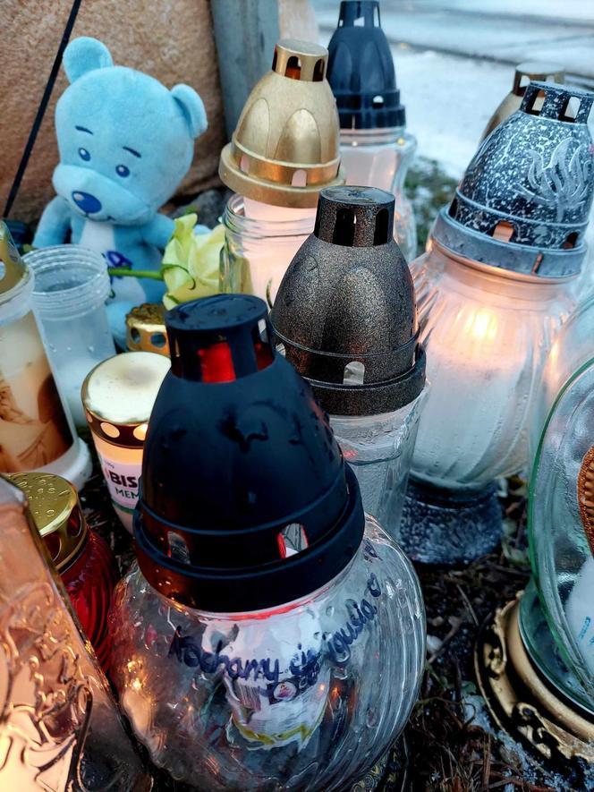 Tramwaj śmiertelnie potracił 14-latkę. Mieszkańcy Bydgoszczy przynoszą znicze, kwiaty i pluszaki