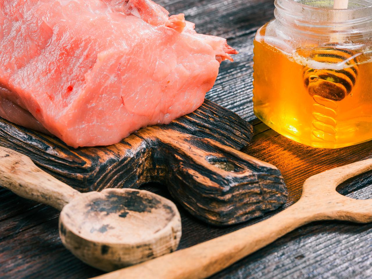Schab z grilla w marynacie miodowej: pyszny przepis
