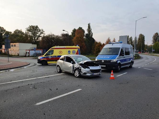 Wypadek w Katowicach. Autobus zderzył się z samochodem osobowym