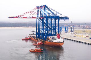 Ostatnie 3 z 7 gigantycznych suwnic STS dotarły do Terminala T3 Baltic Hub w Gdańsku