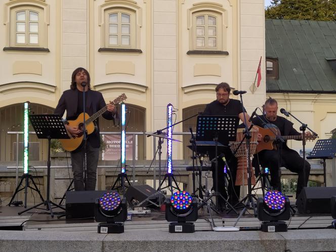 Spotkanie autorskie Artura Ziontka i koncert siedleckich artystów przy fontannie 18.08.2021