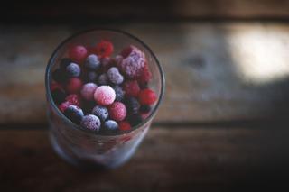 Jak zrobić kostki lodu z owocami? Jakie owoce do nich wybrać?