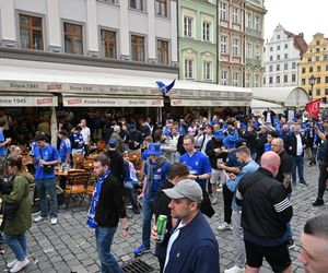 Kibice opanowali Wrocław. Tak wygląda stolica Dolnego Śląska w dniu finału Ligi Konferencji