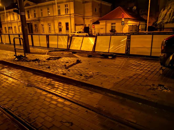 Wypadek w centrum Bydgoszczy! Osobówka wbiła się przystanek tramwajowy [ZDJĘCIA]