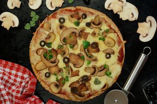 Klasyczną pizzę zamieniłam na wersję fit. Na lekkim spodzie z tego sera smakuje wyśmienicie 
