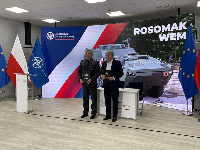Podpisanie umowy na wozy ewakuacji medycznej KTO Rosoma i rakiet do FA-50