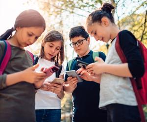 Nauczyciel ma prawo zabrać i przejrzeć twój telefon? Jest komentarz MEiN