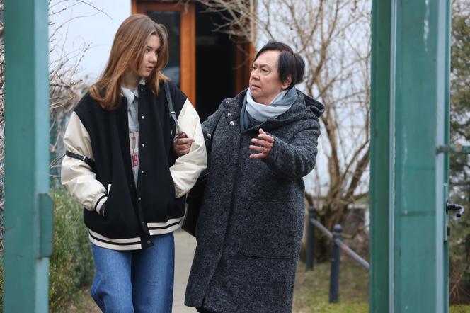 Na Wspólnej odc. 3468. Mania (Zuzanna Kaszuba), Helena Kopeć (Małgorzata Peczyńska)