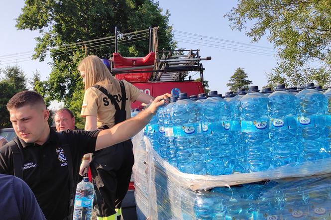 Glinojeck: Osiem tysięcy ludzi od ponad tygodnia nie ma wody! Dowożą ją strażacy [ZDJĘCIA]
