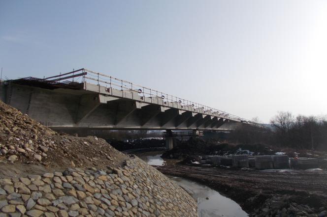 Udało się połączyć dwa brzegi Dunajca w Kurowie.  Nowy most rośnie w oczach 