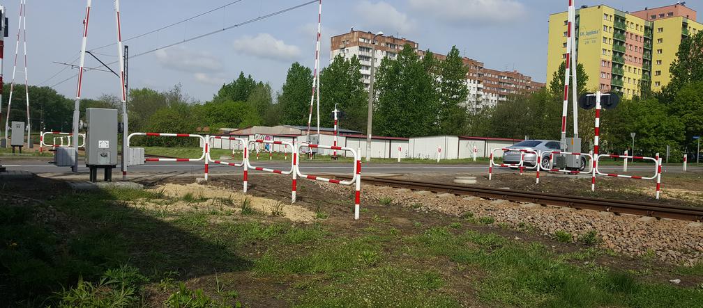 Żółte naklejki na przejazdach kolejowych