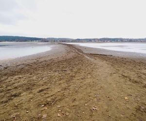 Mroczne klimaty nad zalewem brodzkim. Idealne na spacer dla fotografów