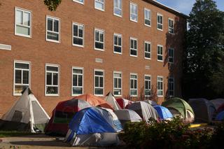 Studenci w Waszyngtonie śpią w namiotach, bo ich akademik jest zapleśniały
