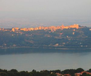 Papież zje obiad z ubogimi