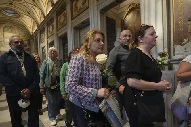 Wierni odwiedzają grób papieża Franciszka