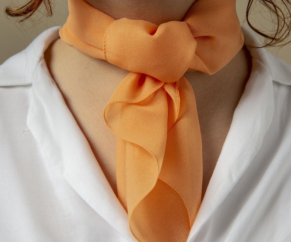 Noś apaszkę na szyi jak paryżanki 