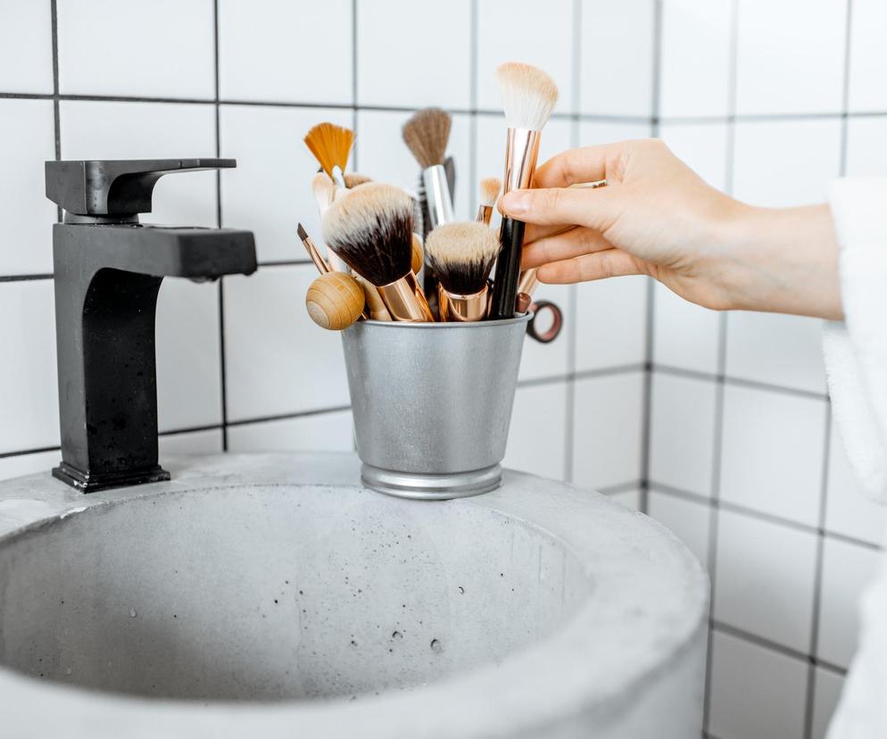 Myjesz regularnie swoje pędzle do makijażu? Ten błąd popełnia wiele osób