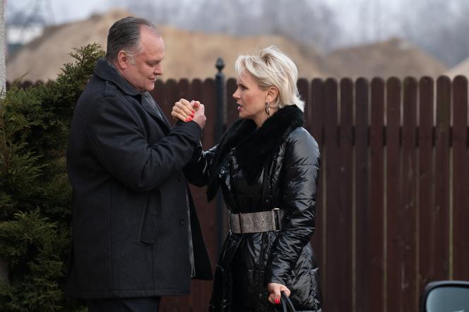 Na Wspólnej odc. 2879. Ilona Zdybicka (Anna Samusionek), Wszoła (Marek Kasprzyk)
