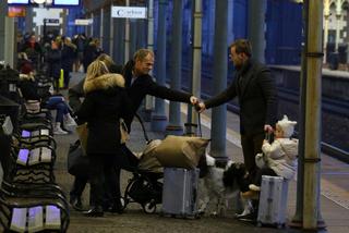 Donald Tusk z rodziną na dworcu kolejowym w Sopocie