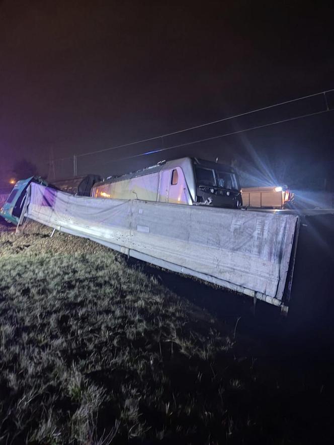 Łódź. Wypadek na przejeździe kolejowym. Tir zderzył się z pociągiem towarowym [ZDJĘCIA].