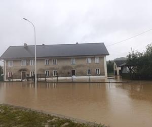 Zagrożenie powodziowe. Głuchołazy. Woda przelała się przez wały. Zalewa miasto