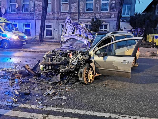 Ogromna kraksa na Fordońskiej w Bydgoszczy! Dwie osoby trafiły do szpitala [ZDJĘCIA]