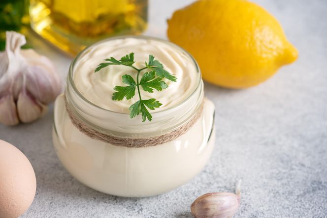 Sos aioli - idealny do grilla, warzyw czy chleba. Bez problemu przygotujesz go w domu