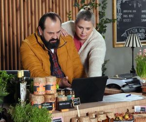 Barwy szczęścia odc. 3233. Borys (Jakub Wieczorek), Aldona (Elżbieta Romanowska)